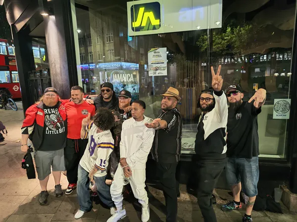 Just a bunch of cool people! (photo cred: Willsy)