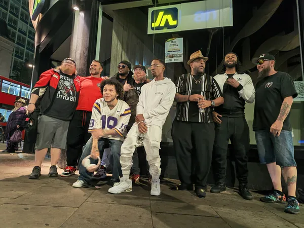 Just a bunch of cool people! (photo cred: Willsy)